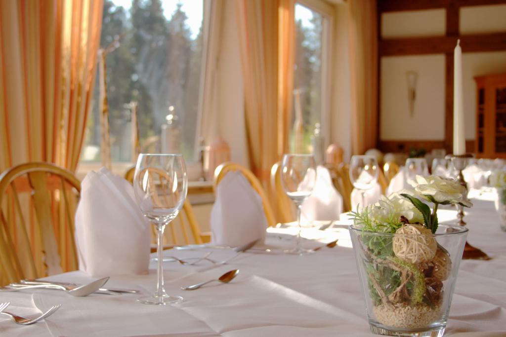 Das Bild zeigt ein festlich eingedeckter langer Tisch