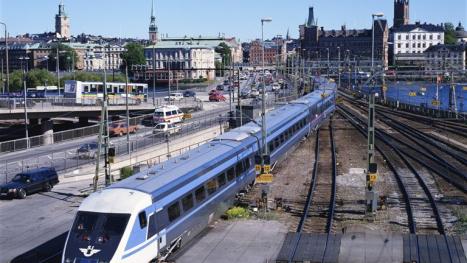 Bild zeigt einen Bahnhof mit einfahrendem Zug