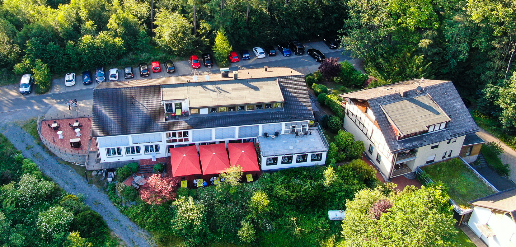 Luftbild mit Drohne erstellt. Man sieht die Rückseite des Complexes von Wald umgeben