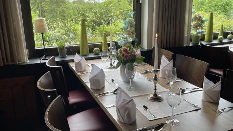 Das Bild zeigt einen weiteren gedeckten Tisch im Restaurant.