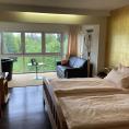 Das Bild zeigt ein Doppelzimmer vom Eingang des Zimmers aus gesehen