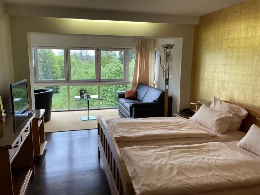 Das Bild zeigt ein Doppelzimmer vom Eingang des Zimmers aus gesehen