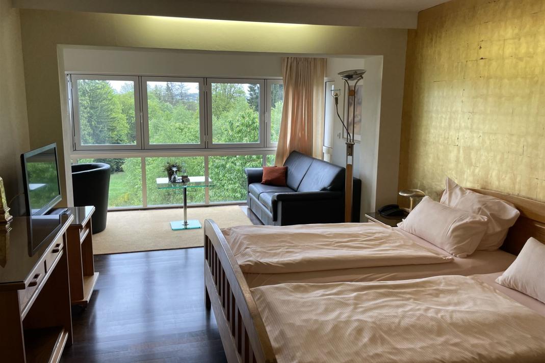 Das Bild zeigt ein Doppelzimmer vom Eingang des Zimmers aus gesehen