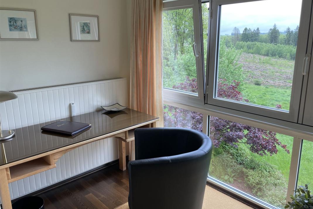 Das Bild zeigt den Schreibtisch im Doppelzimmer mit Blick nach außen