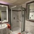 Das Bild zeigt das Badezimmer eines Zimmers