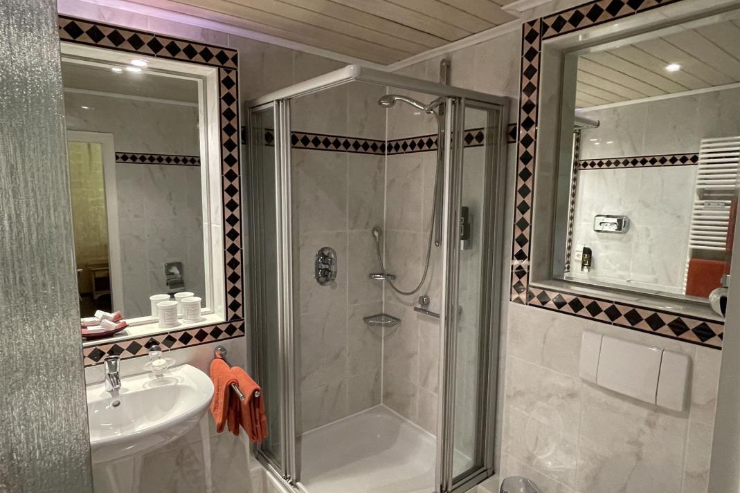 Das Bild zeigt das Badezimmer eines Zimmers